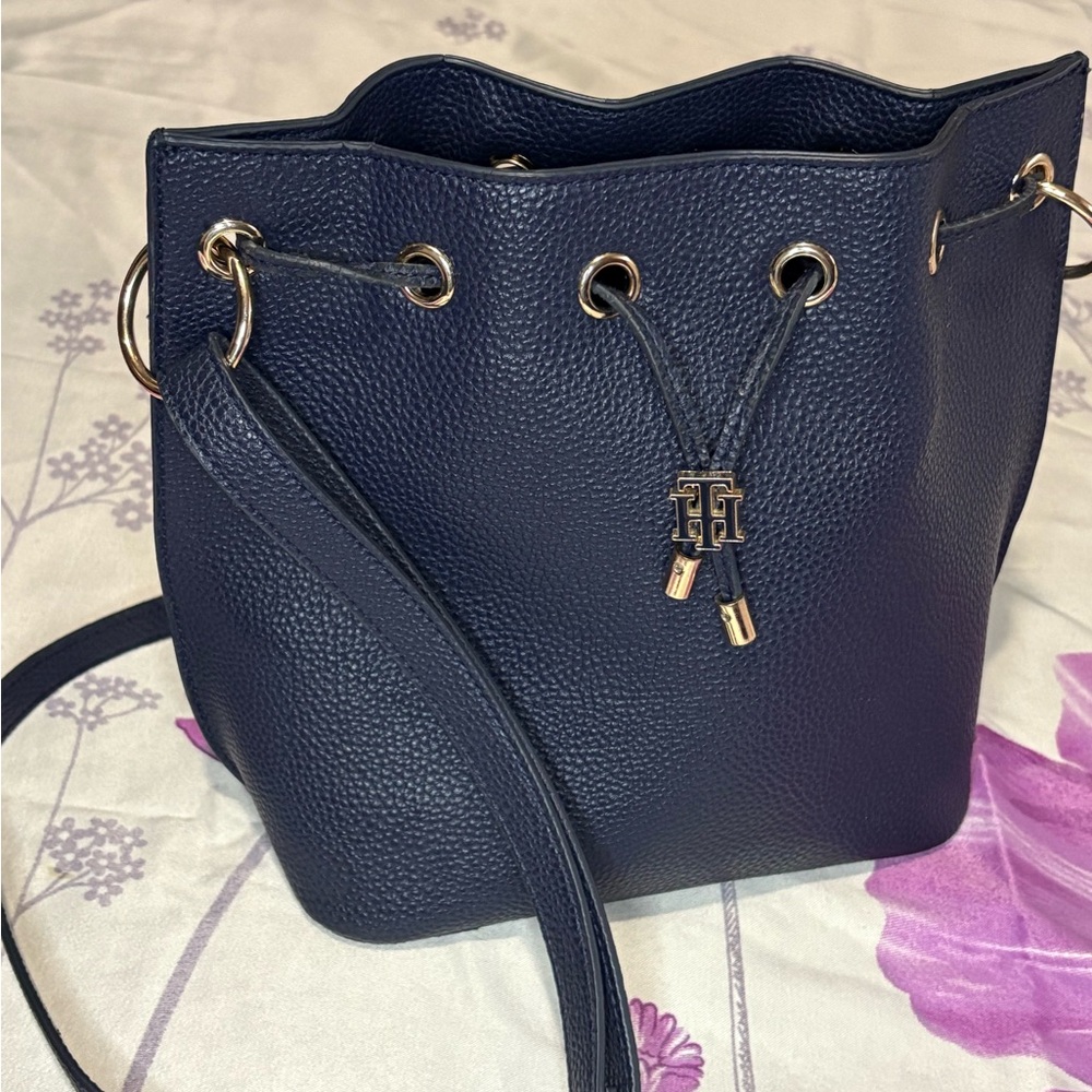 Tommy Hilfiger Black Mini Drawstring bucket Bag - Picture 7 of 13